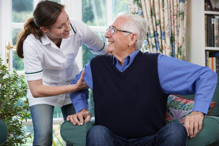 Cerchi una badante in convivenza oppure ad ore assunta regolarmente? Rivolgiti a Vitassistance assistenza anziani !