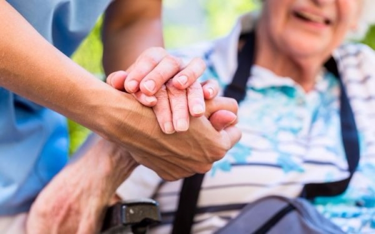 Anziani: arrivano i Piani individuali per l’assistenza sanitaria e sociale. Via libera del Senato al Disegno di legge. Ecco tutte le novità