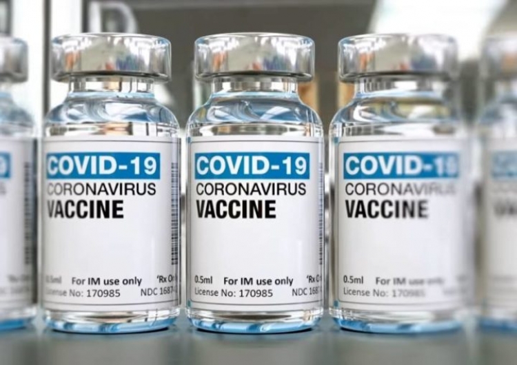 Vaccini, il giallo delle 800 mila dosi in più (distribuite agli uffici e non agli anziani)