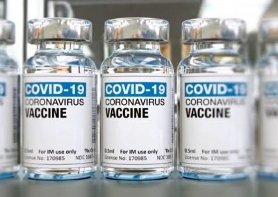 Vaccini, il giallo delle 800 mila dosi in più (distribuite agli uffici e non agli anziani)